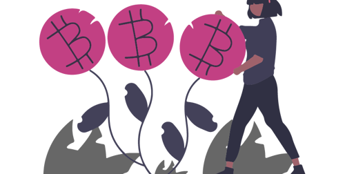 En kvinna som står vid tre stora växter med Bitcoin loggan på sig