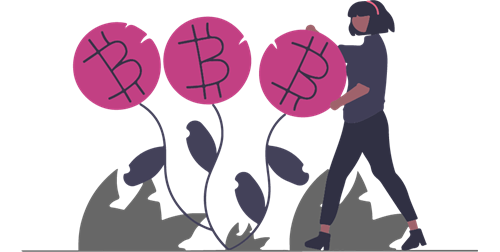 En kvinna som står vid tre stora växter med Bitcoin loggan på sig