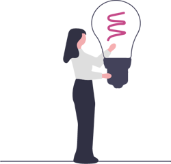 En kvinna som håller en stor glödlampa