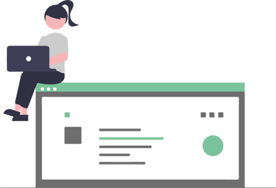 En kvinna som sitter på en stor laptop med en liten laptop i knät